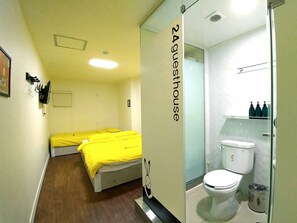 トリプルルーム | アイロン / アイロン台、WiFi (無料)、ベッドシーツ