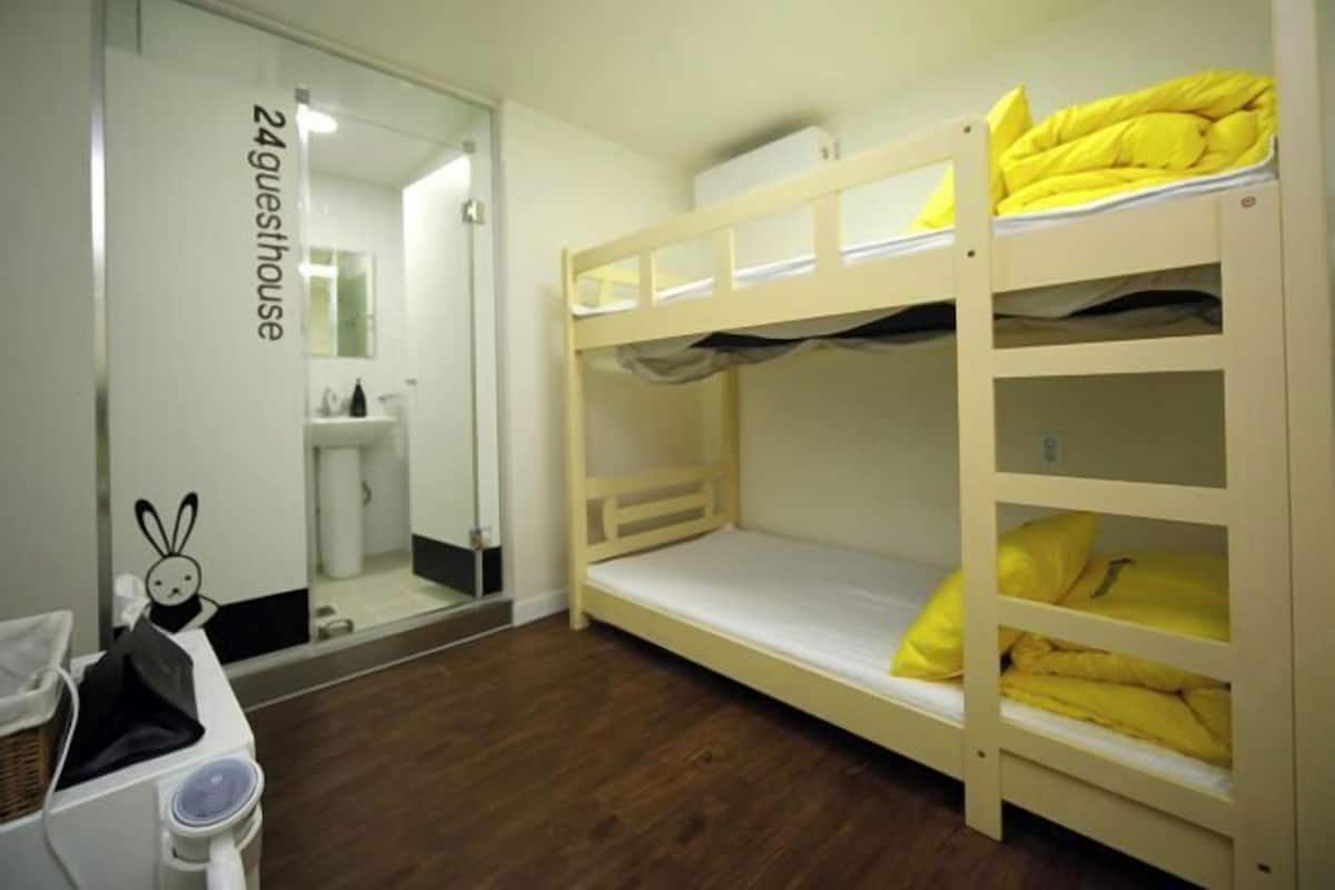 Tabla de planchar con plancha, wifi gratis y ropa de cama