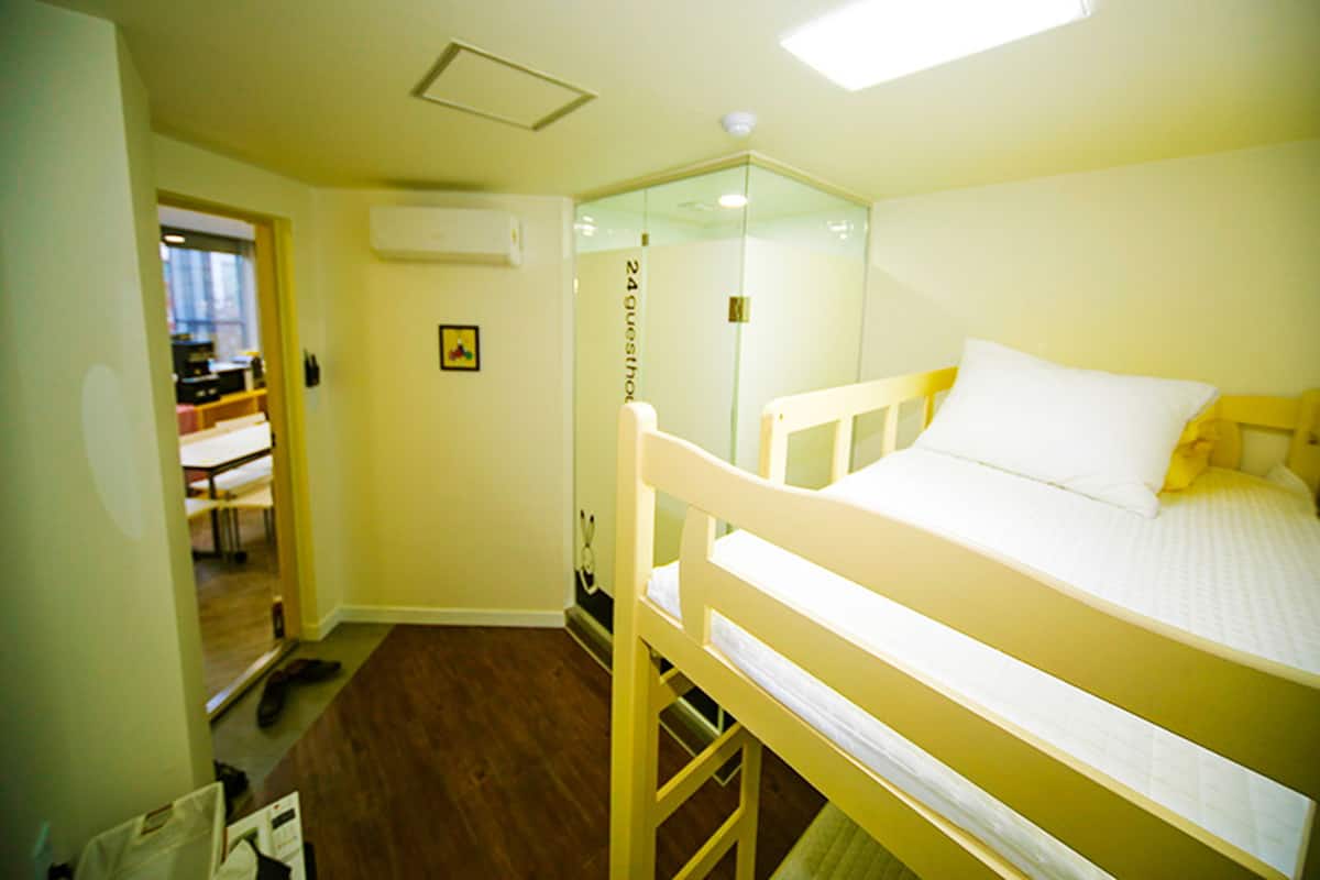 Economy-Zweibettzimmer, 1 Schlafzimmer | Bügeleisen/Bügelbrett, kostenloses WLAN, Bettwäsche