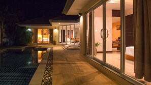 Comfort-Villa, 2 Schlafzimmer, eigener Pool, zum Garten hin | Außenpool
