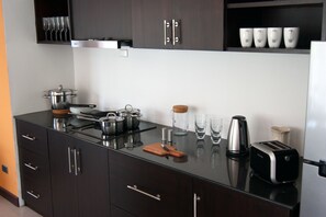 Premium-Villa, 2 Schlafzimmer, eigener Pool, zum Garten hin | Eigene Kochnische