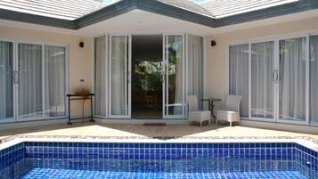 Vila conforto, 1 quarto, piscina particular, no jardim | 1 quarto, cofres nos quartos, Wi-Fi de cortesia