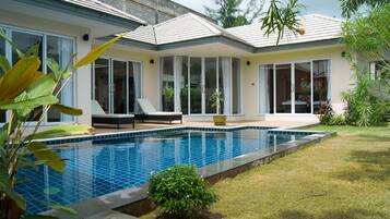 Vila premium, 2 quartos, piscina particular, no jardim | Piscina externa