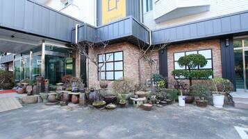 Pintu masuk properti