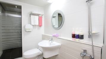 Standard Twin Room | Kamar mandi | Perlengkapan mandi gratis, pengering rambut, sandal, dan sabun