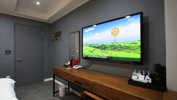 Standard Room | Area keluarga | Televisi layar datar 32-inci dengan saluran TV kabel dan TV