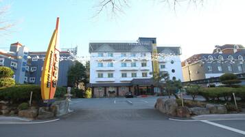 A building with a sign reading "Valentine" and a large yellow sign with Korean text.