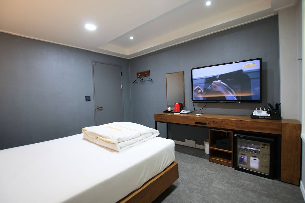 Standard Room | Blackout curtains, soundproofing, free WiFi, bed sheets
