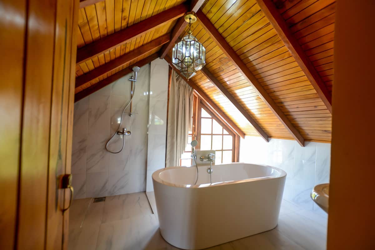 Kamer | Badkamer | Gratis toiletartikelen, een haardroger, een bidet, handdoeken