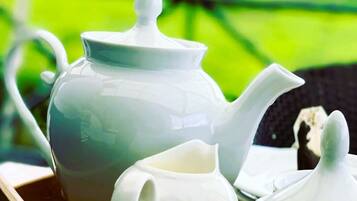 Free daily English breakfast