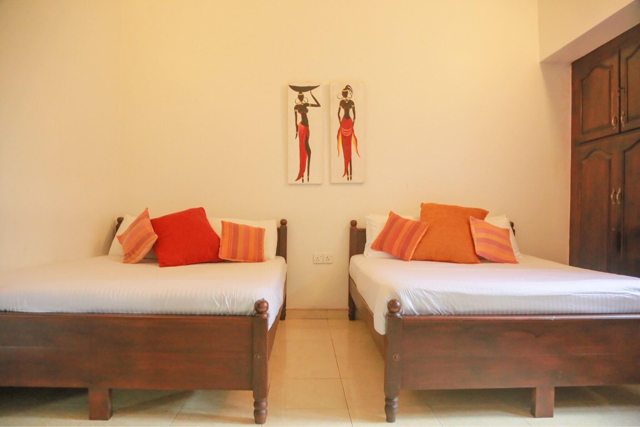 Premium bedding, in-room safe, free WiFi