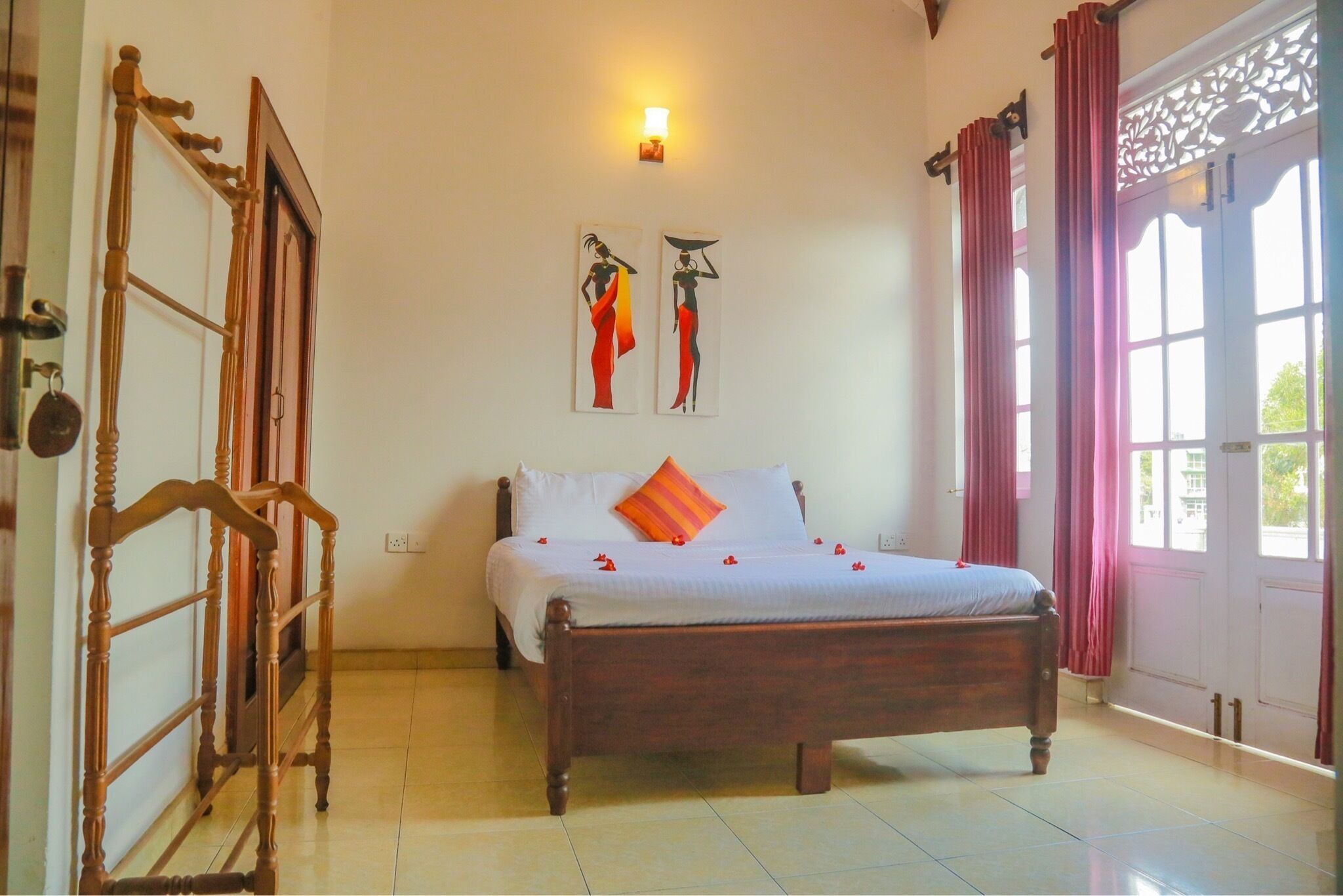 Ropa de cama de alta calidad y caja de seguridad en la habitación 