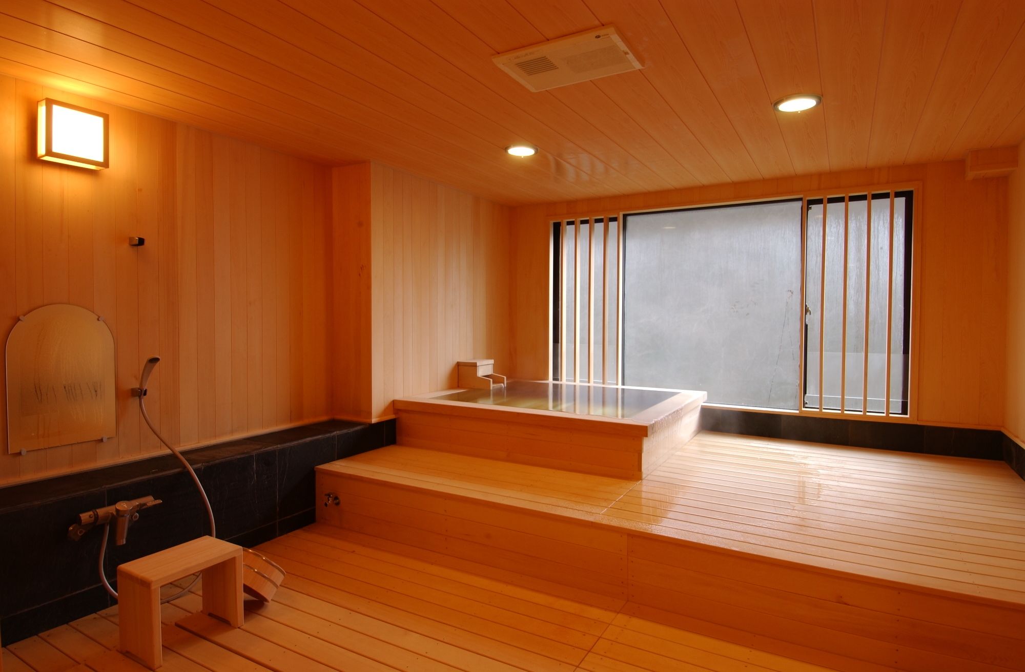 Combined shower/tub, free toiletries, slippers, electronic bidet