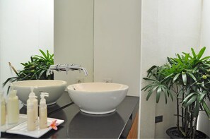 Villa Deluxe, 2 chambres, piscine privée, vue sur la piscine | Salle de bain | Baignoire et douche séparées, articles de toilette (gratuits)