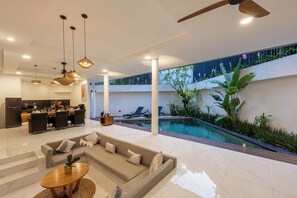 Geladeira grande, micro-ondas, cooktop, cafeteira/chaleira