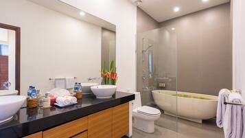 Bathtub dan shower terpisah dan perlengkapan mandi gratis