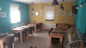 Sarapan bufet setiap hari (EUR 12 seorang)