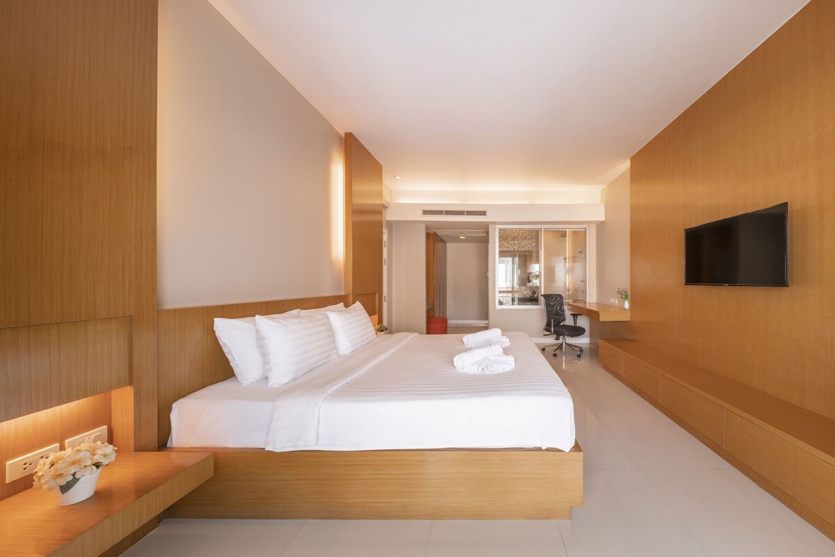 Minibar, in-room safe, desk, soundproofing