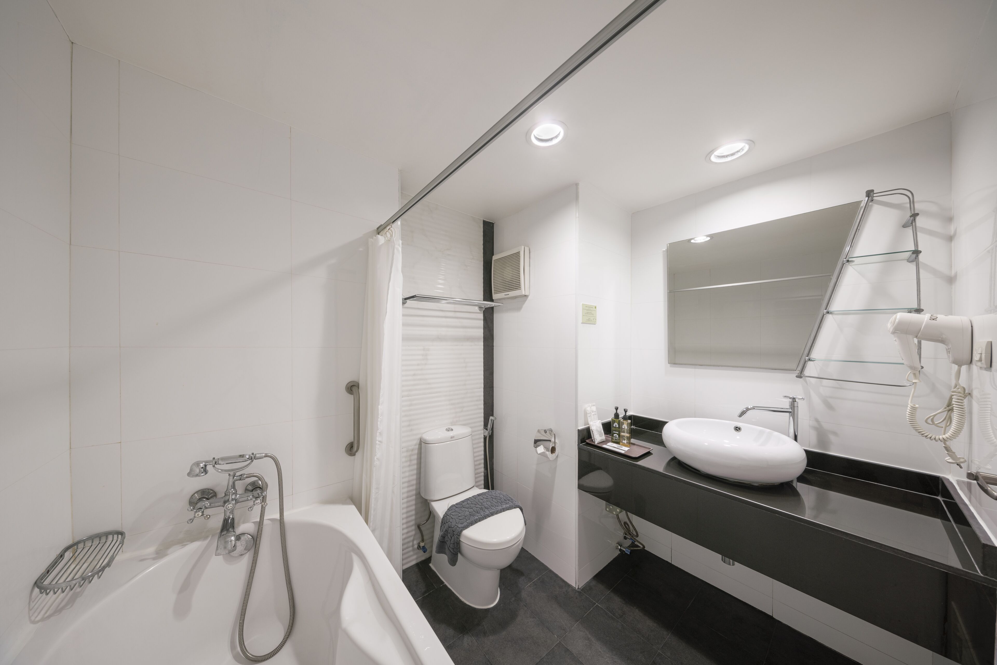 1 bedroom suite room only | bathroom | deep-soaking bathtub, free toiletries, hair dryer, towels