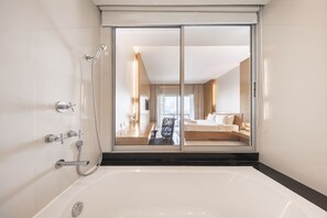 エグゼクティブ スイート | バスル  ーム | 深めの浴槽、バスアメニティ (無料)、ヘアドライヤー、タオル