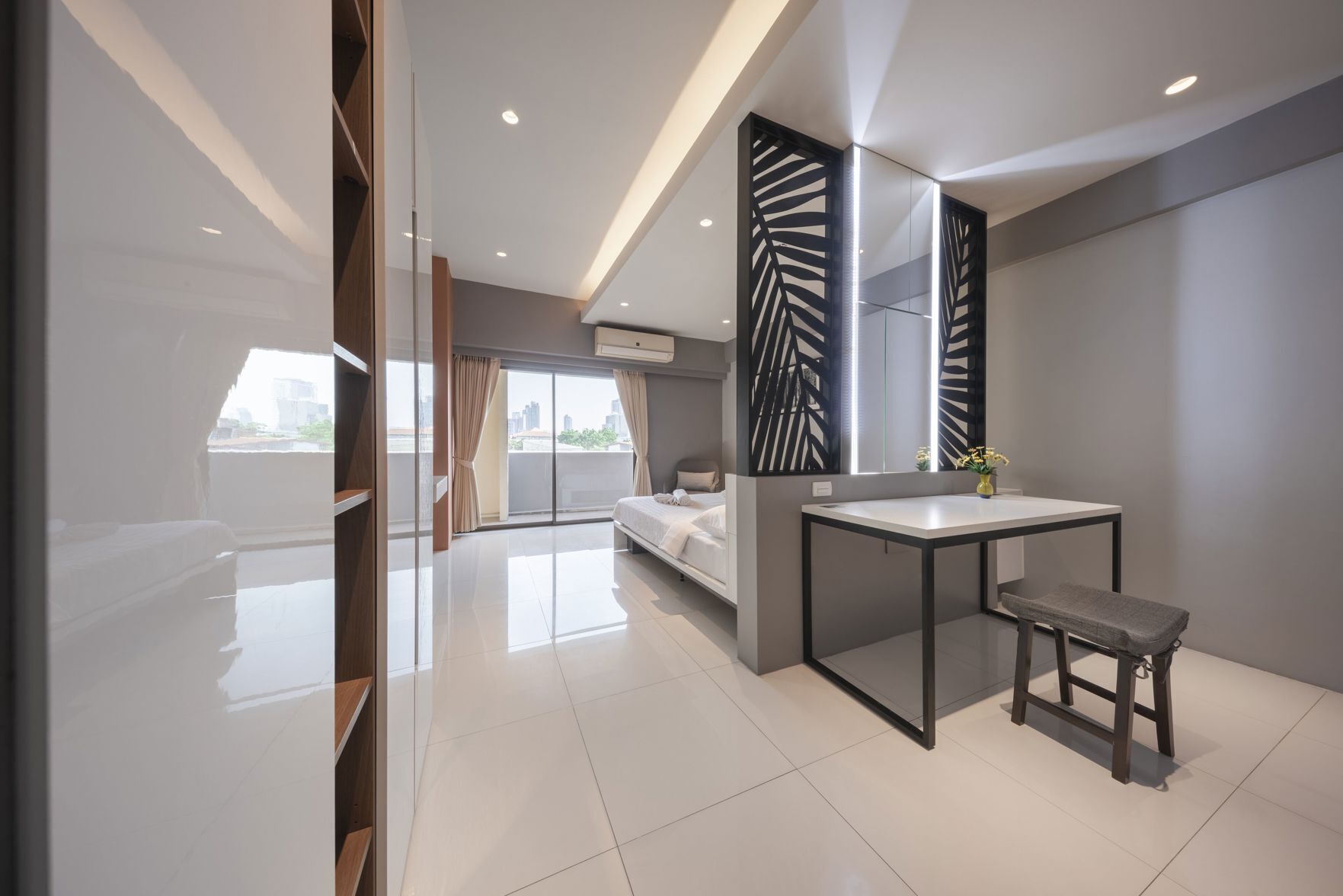 Minibar, caja de seguridad en la habitación y escritorio 