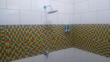 Habitación superior | Baño | Ducha, artículos de higiene personal gratuitos y toallas