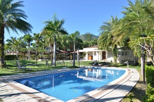 Una piscina al aire libre de temporada