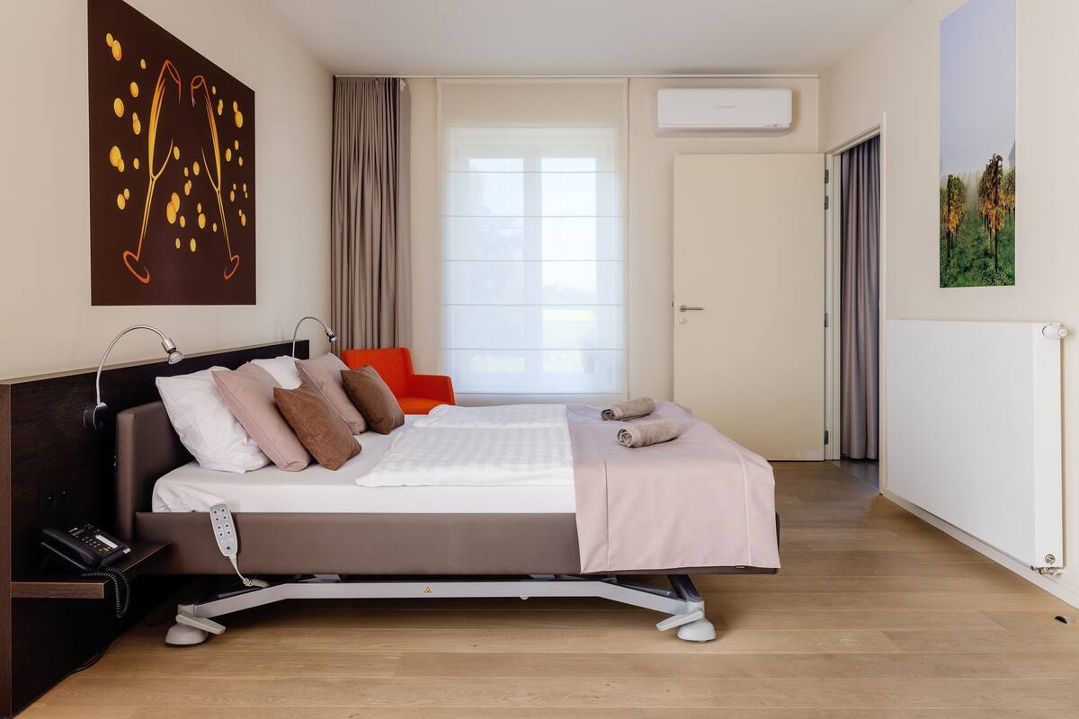 Minibar, in-room safe, desk, iron/ironing board