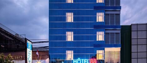 Vista frontal de la propiedad por la tarde o noche