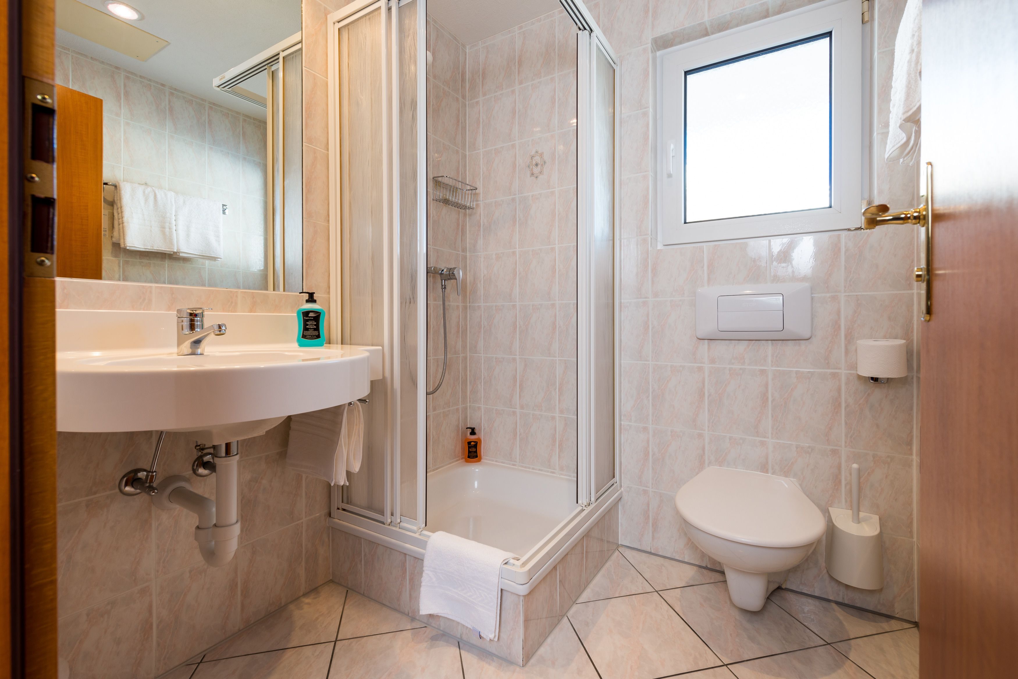 single room, 1 single bed | bathroom | towels