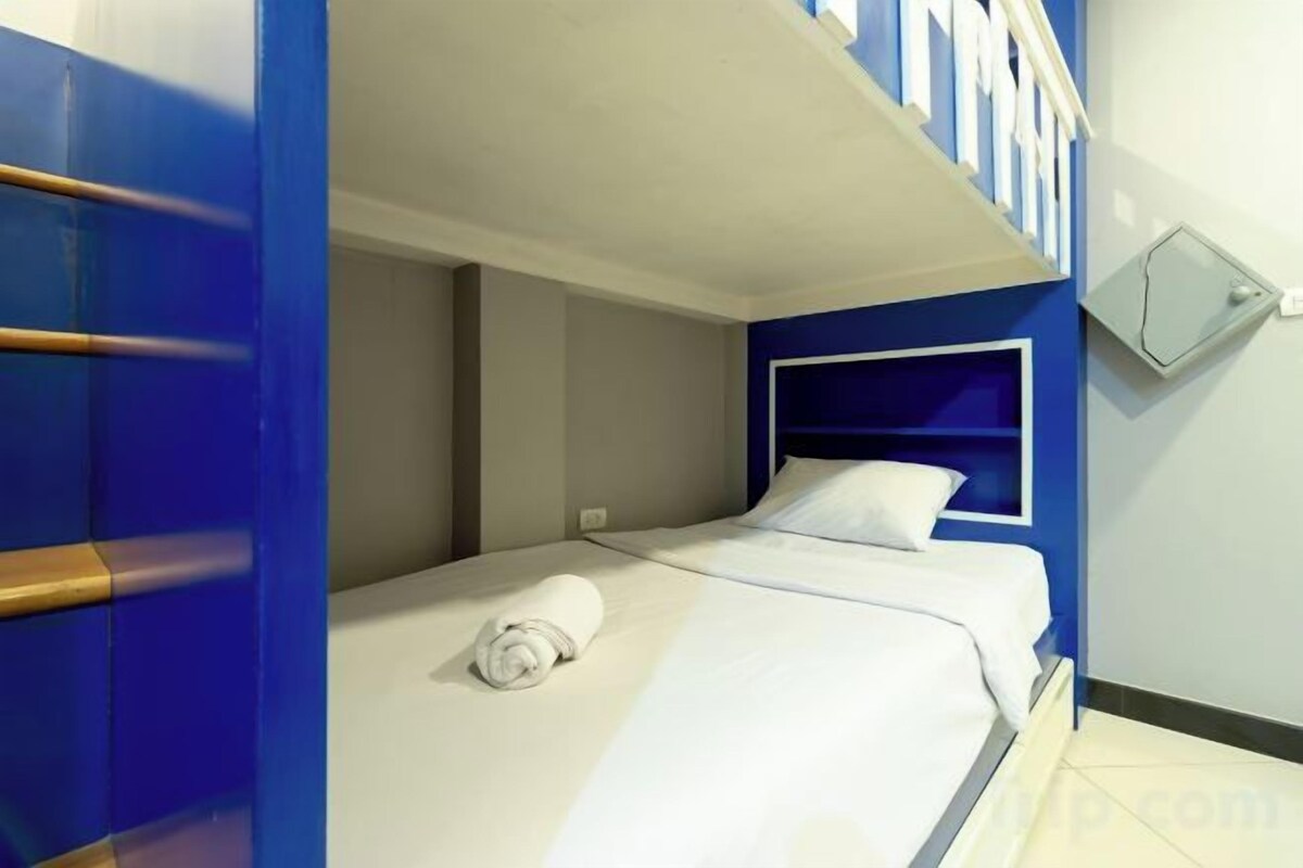 Desk, WiFi (free), bed sheets