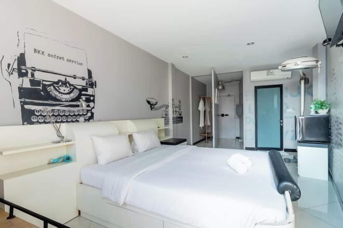 Desk, free WiFi, bed sheets