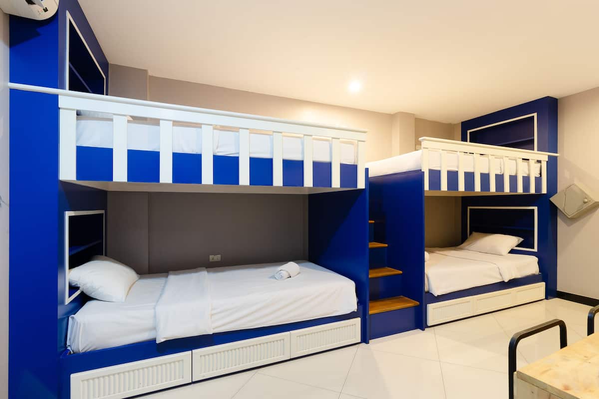 Fantastic 4 Comfort Bunk Bed In Quadruple - Private (Comfort Quadruple Room) | Escrivaninha, Wi-Fi de cortesia, roupa de cama