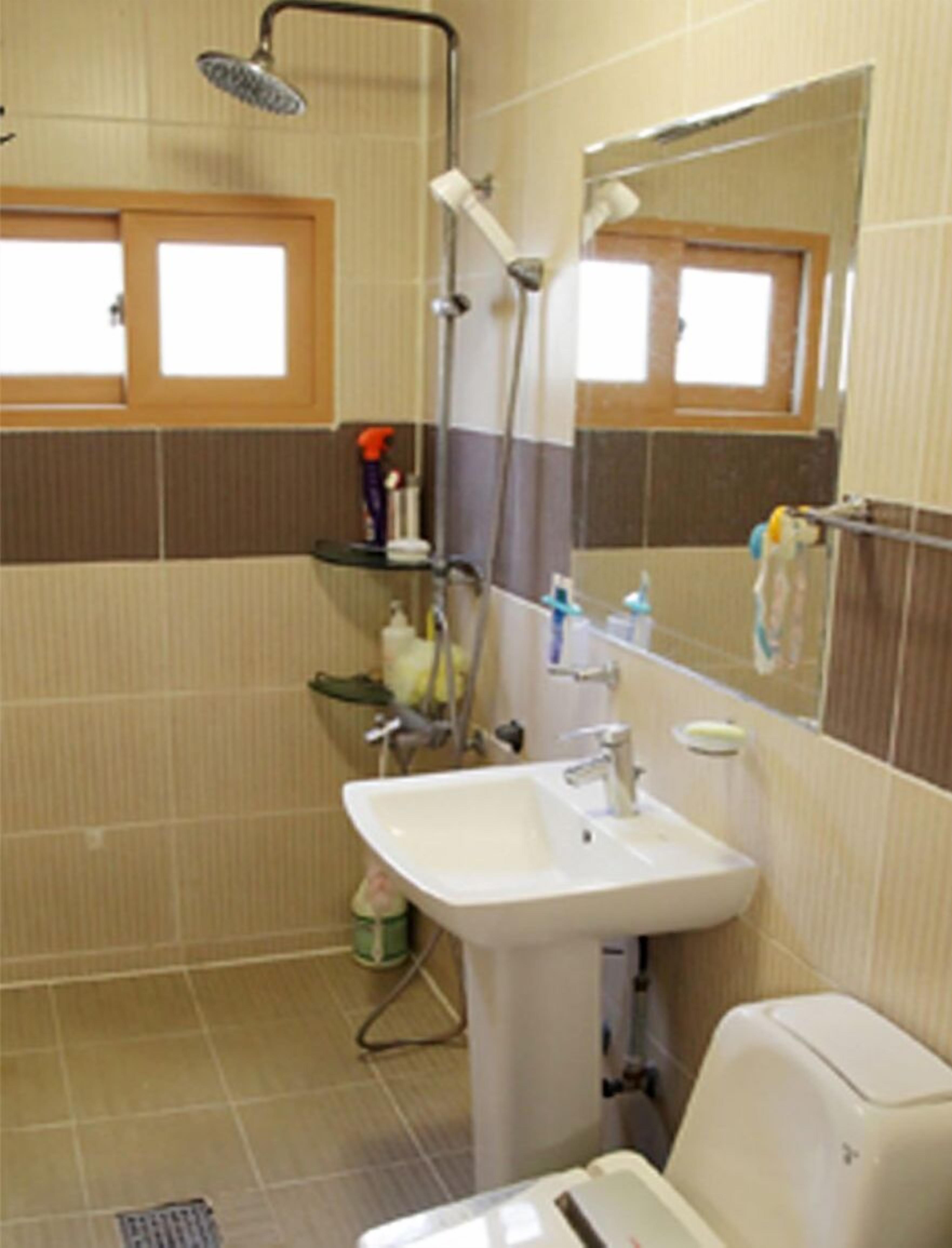 共用宿舍 (Female, Public bathroom) | 浴室 | 淋浴設備、免費梳洗用品、風筒、拖鞋