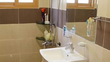 共用宿舍 (Female, Public bathroom) | 浴室 | 淋浴設備、免費梳洗用品、風筒、拖鞋