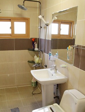 Dormitorio compartido (Female, Public bathroom) | Baño | Ducha, artículos de higiene personal gratuitos y secador de pelo