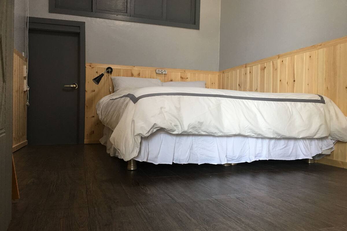 Tweepersoonskamer | Luxe beddengoed, verduisterende gordijnen, geluiddichte muren