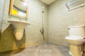 Quarto família, na torre | Banheiro | Secador de cabelo, chinelos
