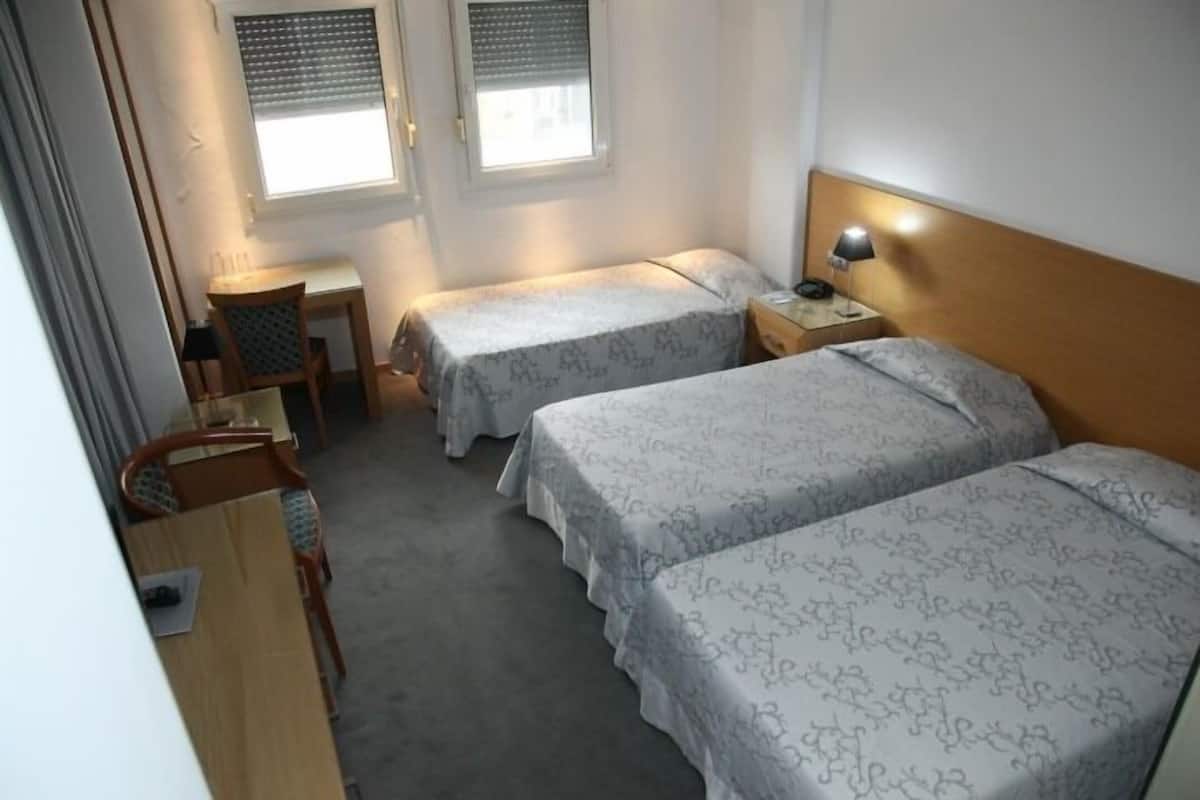 Chambre Triple | Coffres-forts dans les chambres, lits pliants/supplémentaires