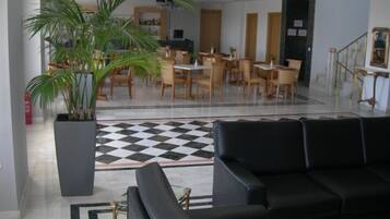 Coin salon dans le hall