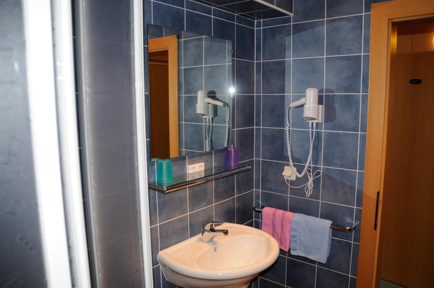 shower, free toiletries, towels