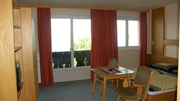 Chambre Double, vue lac | Coffres-forts dans les chambres, bureau, Wi-Fi gratuit, draps fournis