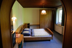 Zimmersafe, Schreibtisch, kostenloses WLAN, Bettwäsche