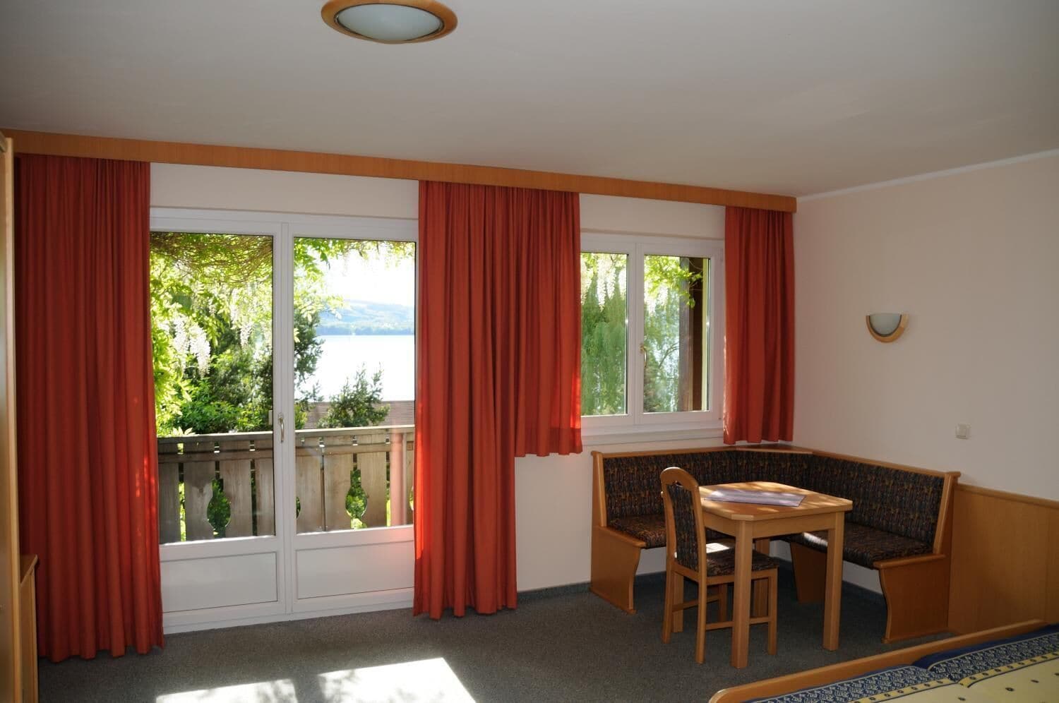 Coffres-forts dans les chambres, bureau, Wi-Fi gratuit, draps fournis