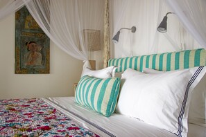 2 habitaciones, escritorio y tabla de planchar con plancha 