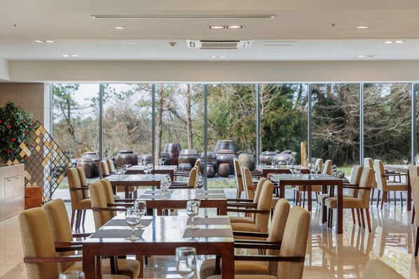 Un restaurante con mesas y sillas dispuestas para comer.