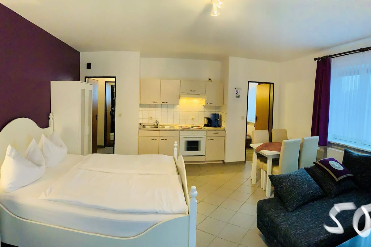 Ferienwohnung, 1 Wohnschlafraum + 1 Schlafzimmer (incl. 50 Euro Cleaning Fee, without Bed Sheets) | Private kitchen | Electric kettle