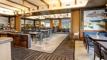 2 restaurants; lunch and dinner served