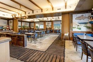 2 restaurantes, se sirven comidas, cenas y cocina regional