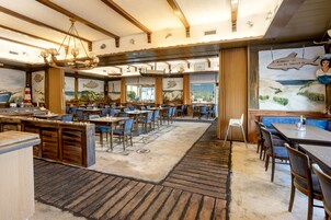 2 restaurantes: opção de almoço e jantar